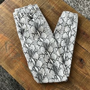 Frame snakeskin Ali High Rise Cigarette Jean!